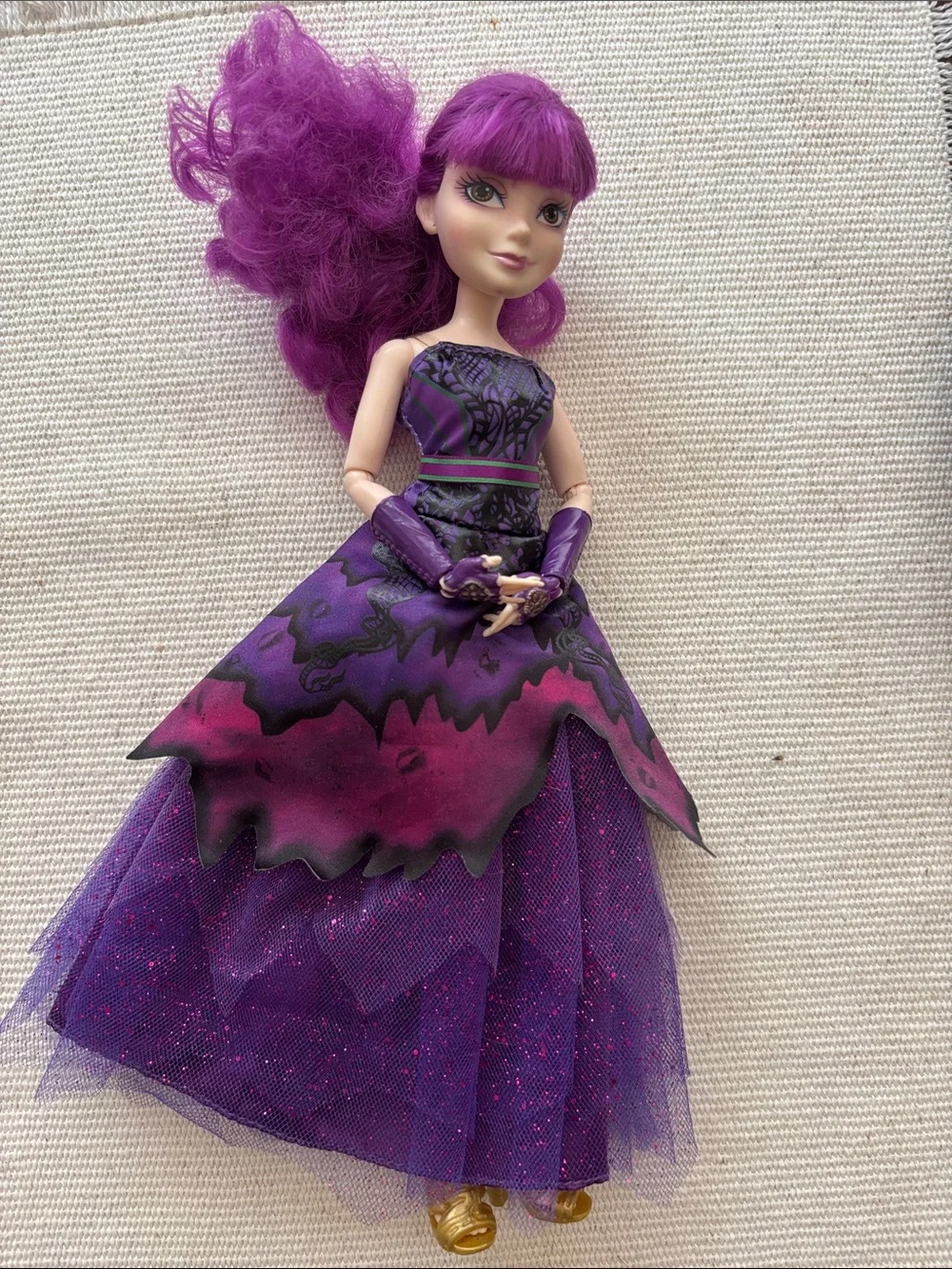 Disney Descendants 2 Isle of the Lost dolls featuring Mal, Jay, and Evie.